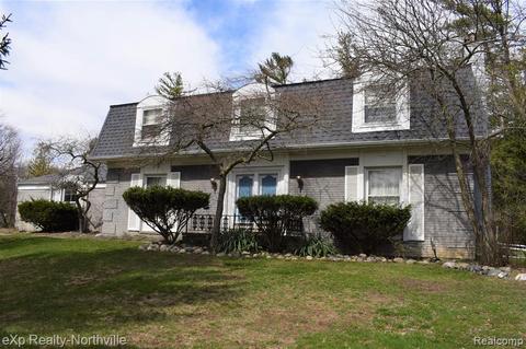 28090 Danvers Dr, Farmington Hills, MI 48334