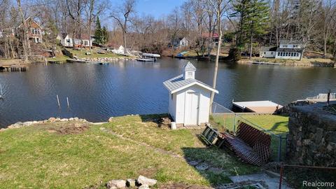 11301 Outer Dr, Pinckney, MI 48169