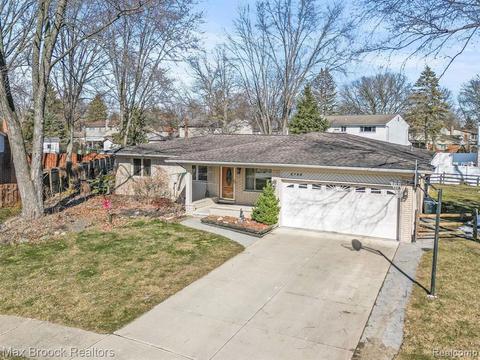 2735 Coral Dr, Troy, MI 48085