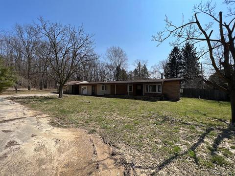 9215 Big Lake Rd, Clarkston, MI 48346