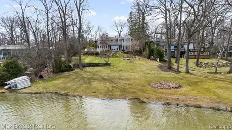 1940 S Hammond Lake Dr, Bloomfield Hills, MI 48302