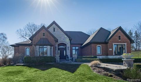 599 Wellington Cir, Rochester Hills, MI 48309