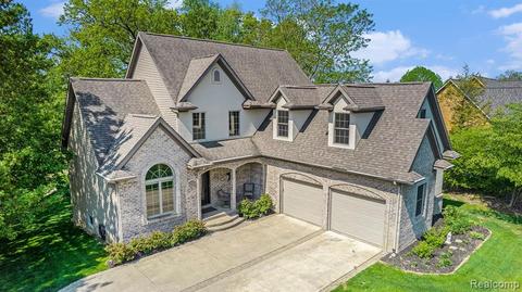 16062 Pavilion Dr, Fenton, MI 48430