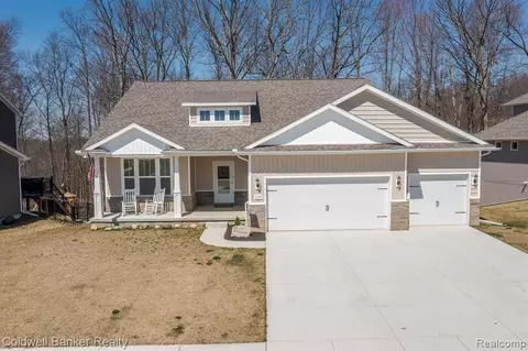 555 Trestle Dr, Howell, MI 48843