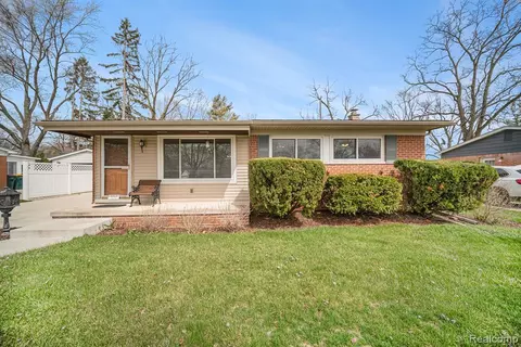 557 Crestwood Cir, Saline, MI 48176