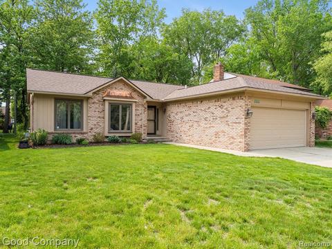 27611 James St, Warren, MI 48092