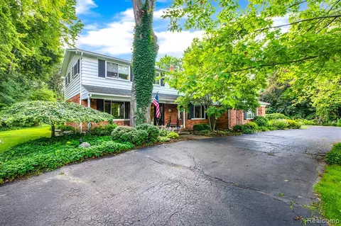 3057 Betsy Ross Dr, Bloomfield Hills, MI 48304