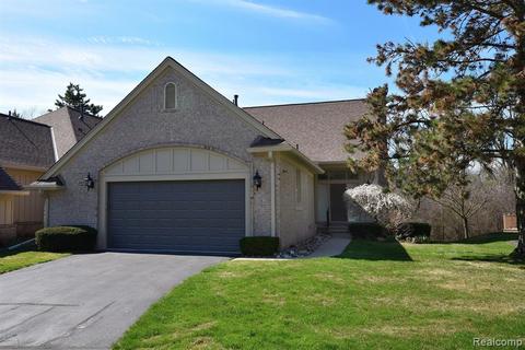 2429 Hickory Glen Dr, Bloomfield Hills, MI 48304