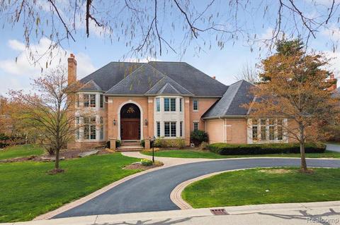 2511 Golf Crest Dr, Rochester Hills, MI 48309