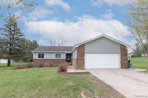 670 Vivian Ln, Oxford, MI 48371