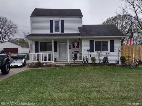 32311 Maplewood St, Garden City, MI 48135