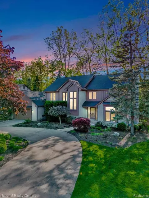 5364 Pond Bluff Dr, West Bloomfield, MI 48323