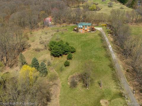 575 Rolling Acres Dr, Ortonville, MI 48462