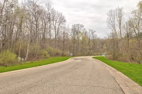 502 Bluebird Trl, Groveland, MI 48462