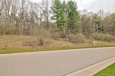 313 Dogwood Ln, Groveland, MI 48462