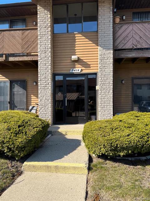 7414 Manor Cir #101, Westland, MI 48185