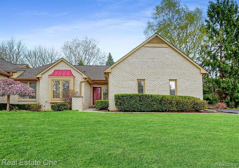 7395 Sherwood Creek Ct #29, West Bloomfield, MI 48322