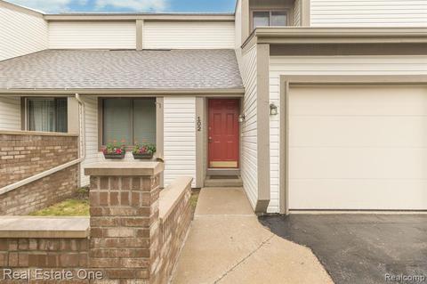 102 Conda Ln, Oxford, MI 48371