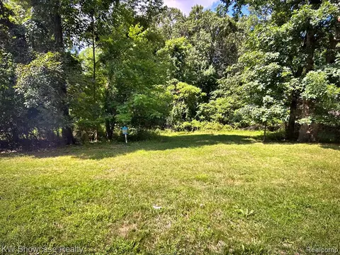7020 Lakemont Cir, West Bloomfield, MI 48323