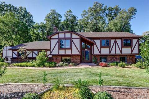 5254 Navajo Trl, Pinckney, MI 48169