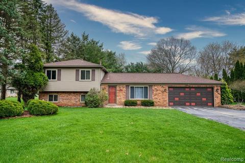 4420 Harvey Lake Rd, Highland, MI 48356