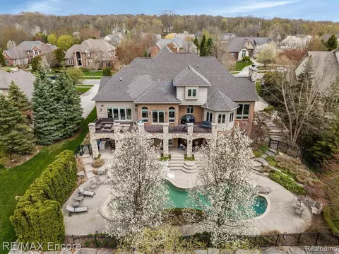 6993 Oakhurst Ridge Rd, Clarkston, MI 48348
