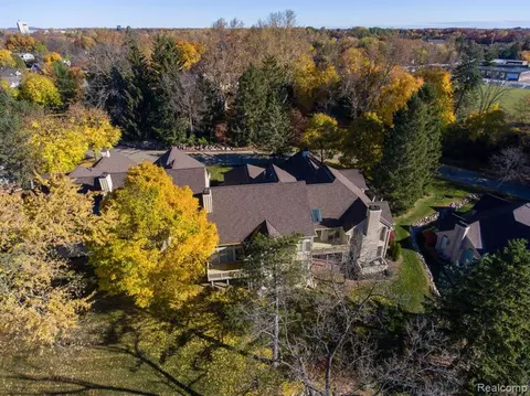 2414 Hickory Glen Dr, Bloomfield Hills, MI 48304