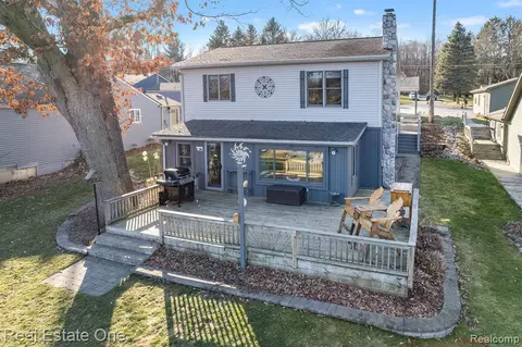 5888 Bullard Rd, Fenton, MI 48430