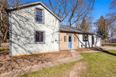 318 School St, Almont, MI 48003