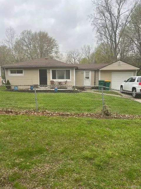 6966 Wayne Course St, Romulus, MI 48174