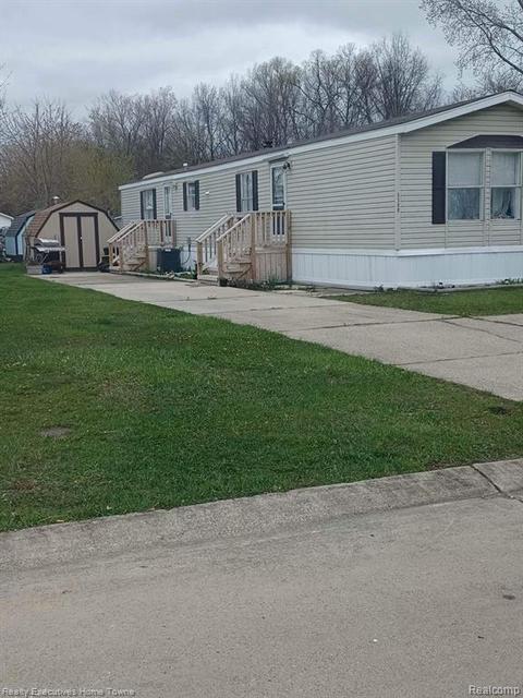 5588 Driftwood Ct, Clay, MI 48001