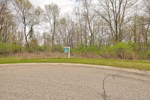 206 Astor Knolls Dr, Groveland, MI 48462