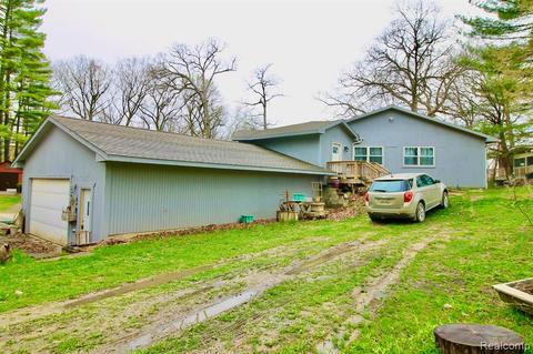 16498 Oak Hill Dr, Fenton, MI 48430