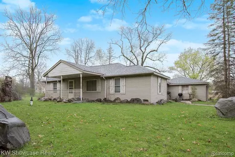 5204 Mack Rd, Howell, MI 48855