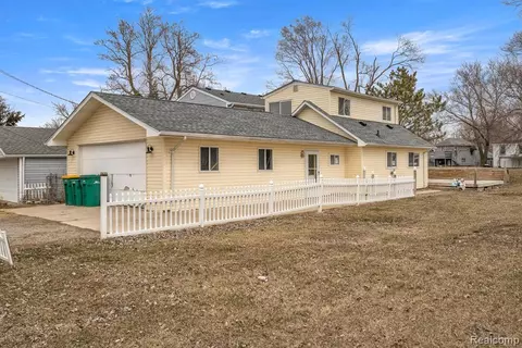 35657 Leland St, Rockwood, MI 48173