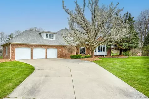 627 Lomasney Ln, Marysville, MI 48040