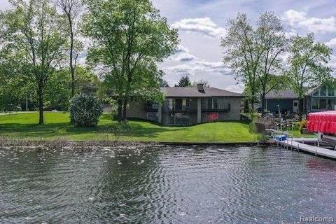 14255 Swanee Beach Dr, Fenton, MI 48430