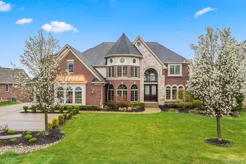 10589 Stoney Point Dr, South Lyon, MI 48178