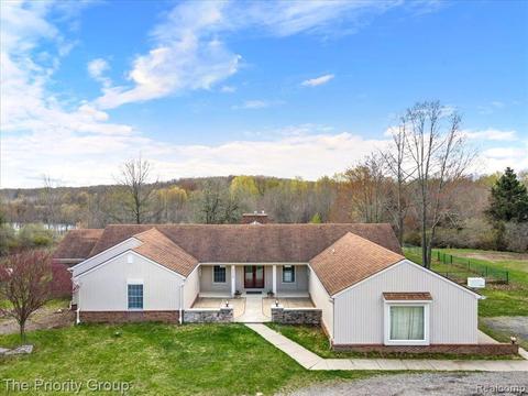1175 W Oakwood Rd W, Oxford, MI 48371