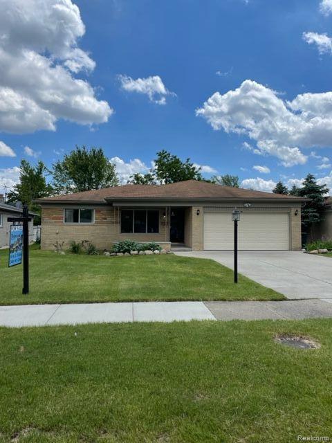3184 Hedge Dr, Sterling Heights, MI 48310