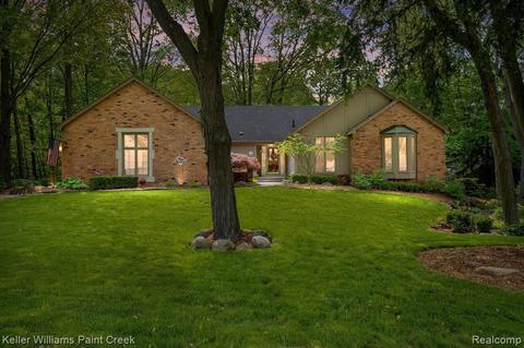 1365 Kingsview Ave, Rochester Hills, MI 48309