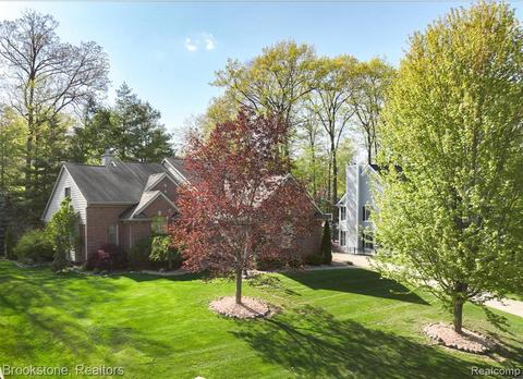 6513 Southampton Dr, Clarkston, MI 48346