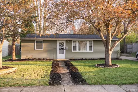 705 Mary Ct, Fenton, MI 48430
