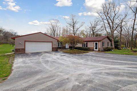 2075 Corlett Rd, Brighton, MI 48114 photo 1
