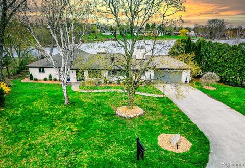 6926 Valley Spring Rd, Bloomfield Hills, MI 48301