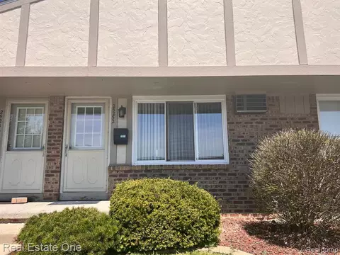 25252 Franklin Ter #2, South Lyon, MI 48178