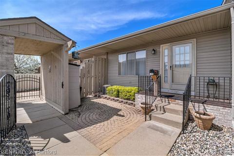 61960 Arlington Cir #2, South Lyon, MI 48178