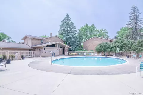 7405 Pebble Pnt Pt, West Bloomfield, MI 48322