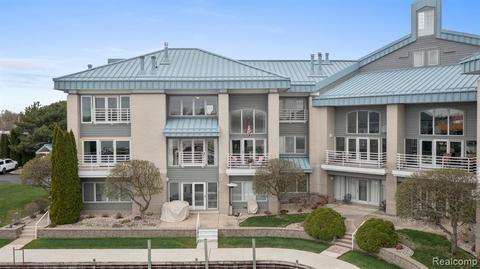 27 Kreger Dr, Wyandotte, MI 48192