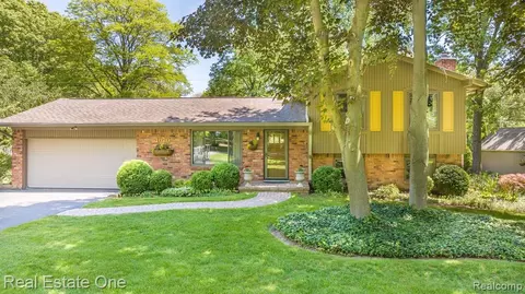 4620 Vandalia St, Commerce Twp, MI 48382